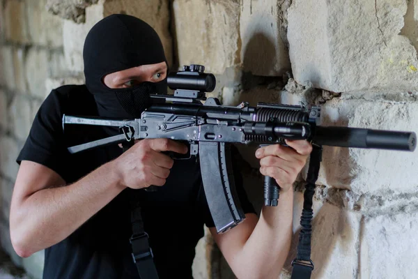 Kalashnikov Senapan Serbu Dengan Pandangan Merah Titik — Stok Foto