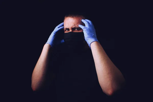 Человек Черной Маске Медицинских Перчатках Застреленный Черном Фоне Темном Низком — стоковое фото