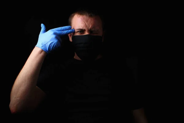Человек Черной Маске Медицинских Перчатках Застреленный Черном Фоне Темном Низком — стоковое фото