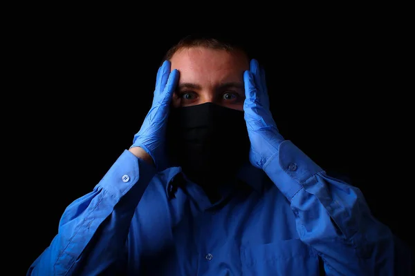 Человек Медицинской Маске Медицинских Перчатках Застреленный Черном Фоне Темноте Сдержанности — стоковое фото