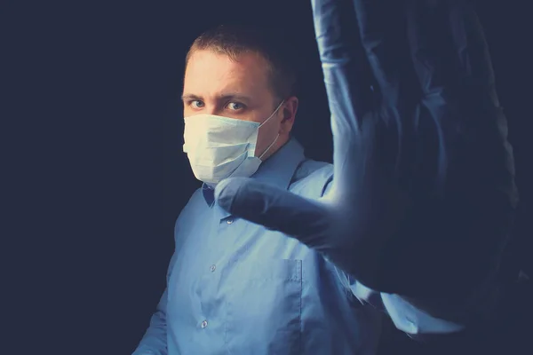 Человек Медицинской Маске Медицинских Перчатках Застреленный Черном Фоне Темноте Сдержанности — стоковое фото