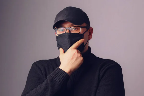 Человек Черной Маске Лице Очках Стены Тонированный Понятие Пандемического Ковида — стоковое фото
