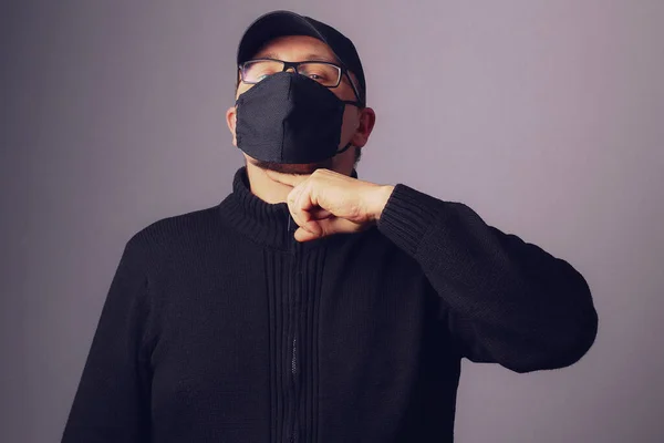 Человек Черной Маске Лице Очках Стены Тонированный Понятие Пандемического Ковида — стоковое фото
