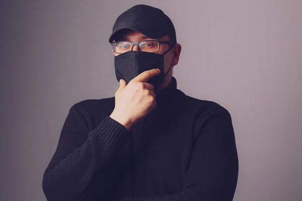 Yüzünde Siyah Maske Gözlüklü Bir Adam Duvara Yaslanmış Kaslı Salgın — Stok fotoğraf