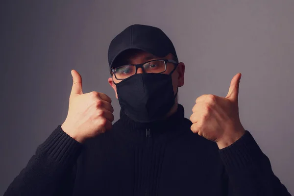 Homme Avec Masque Noir Sur Visage Des Lunettes Contre Mur — Photo