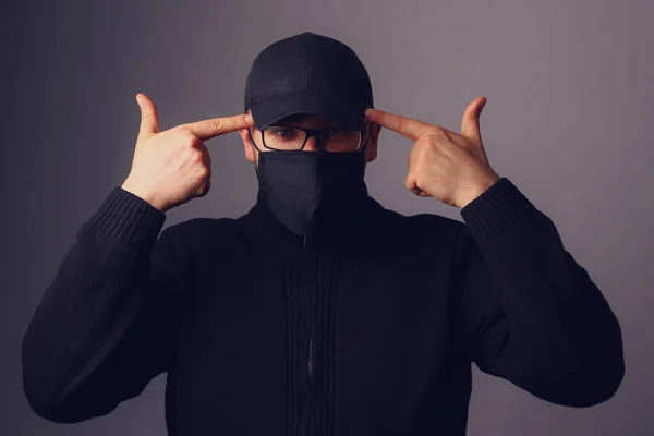 Homme Avec Masque Noir Sur Visage Des Lunettes Contre Mur — Photo