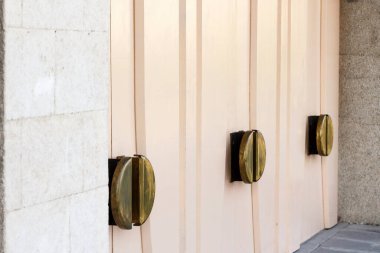 Kamu binalarının kapıları