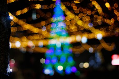 Noel ağacı ve çelenkler bulanık arkaplan