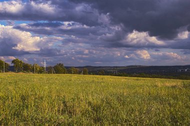 Tarlada fırtına bulutları