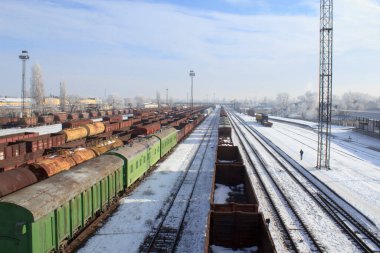 Demiryolu yük vagonları arka planda