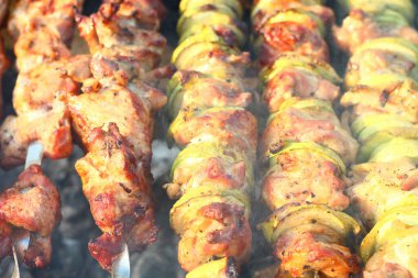 Izgarada şiş kebap. Lezzetli eti yakın. Evin yakınında piknik var.