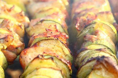 Izgarada şiş kebap. Lezzetli eti yakın. Evin yakınında piknik var.