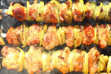 Izgarada şiş kebap. Lezzetli eti yakın. Evin yakınında piknik var.