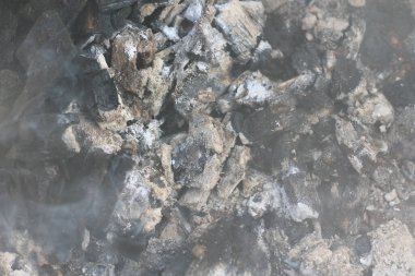 Izgarada dumanlı közler, arka plan