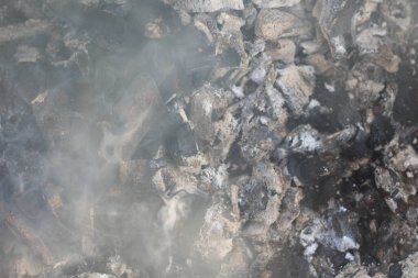 Izgarada dumanlı közler, arka plan