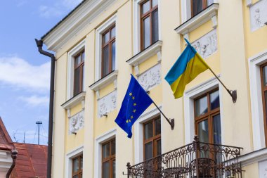 Binanın ön cephesinde iki bayrak var: Ukrayna bayrağı ve AB bayrağı
