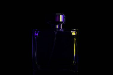 Soyutlama: siyah arkaplandaki eau de tuvalet, izole edilmiş