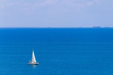 Büyük mavi denizde küçük beyaz bir gemi özgürlük ve bağımsızlığın sembolü olarak, aşk ve bağımlılık kavramı keşif ve seyahat, arka plan, eşuzay
