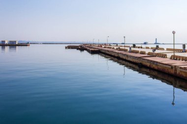İnsansız ve gemilersiz bir iskele.