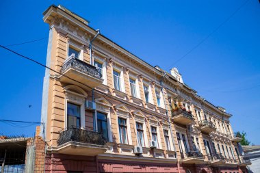 Düz ev, ya da tek duvarlı ev, Avrupa 'da popüler bir turizm merkezi.