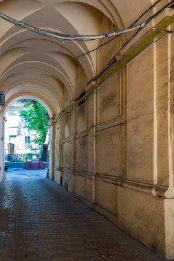 Ev arka planında kemer girişi