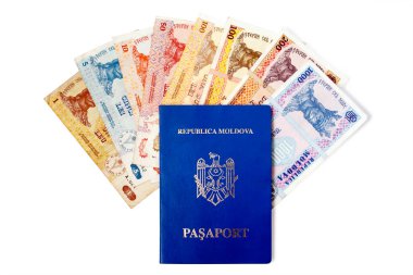 Beyaz arka planda Moldova parası ve pasaportu, izole