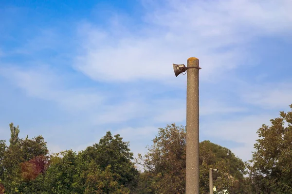 ポールのスピーカーが音を立てて — ストック写真