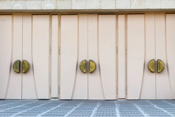 Drei Große Verschlossene Türen — Stockfoto