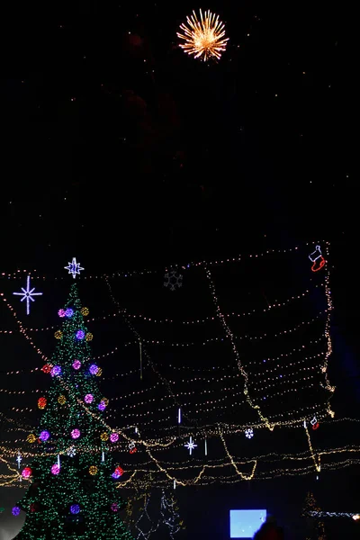 Noční Pozdrav Městě Vánoční Stromeček Půlnoci Rozmazané Pozadí — Stock fotografie