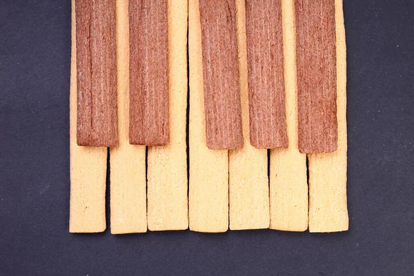 光と暗い 黒と白のフィットネスクッキーピアノキーの形で配置された繊維と 栄養調和コンセプト — ストック写真