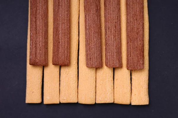 光と暗い 黒と白のフィットネスクッキーピアノキーの形で配置された繊維と 栄養調和コンセプト — ストック写真