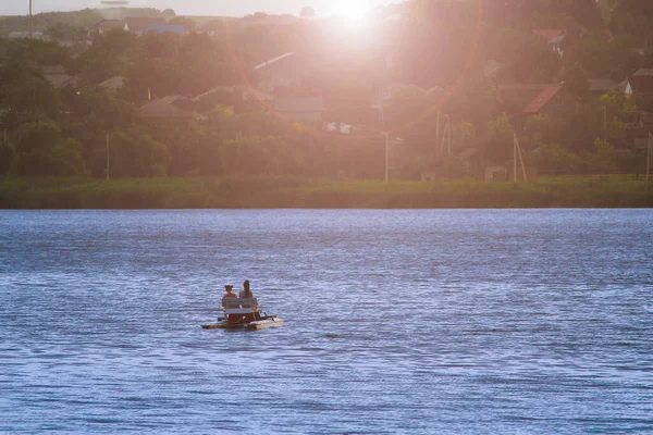 Duas Meninas Montam Catamarã Fundo Por Sol Tonificado — Fotografia de Stock