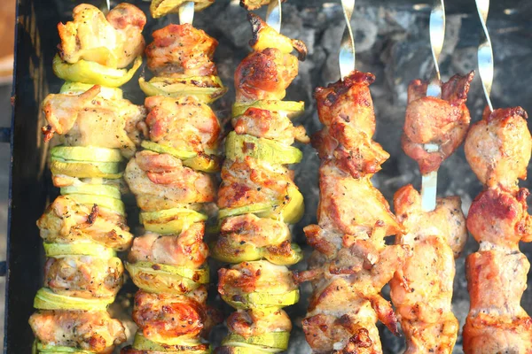 Shish Kebab Grelha Fechar Deliciosa Carne Saborosa Piquenique Perto Casa — Fotografia de Stock