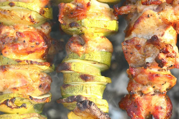 Shish Kebab Grelha Fechar Deliciosa Carne Saborosa Piquenique Perto Casa — Fotografia de Stock