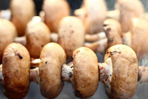 Cogumelos Marinados Com Sal Especiarias Tempero Pimenta Espeto Churrasco Fumaça — Fotografia de Stock