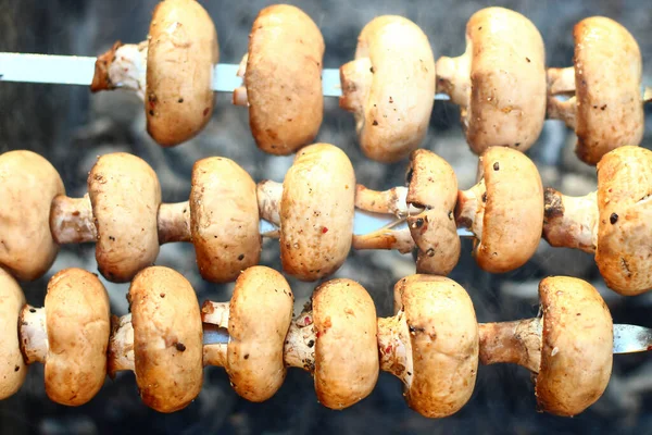 Marinierte Pilze Mit Salz Und Gewürzen Würze Und Pfeffer Rauch — Stockfoto