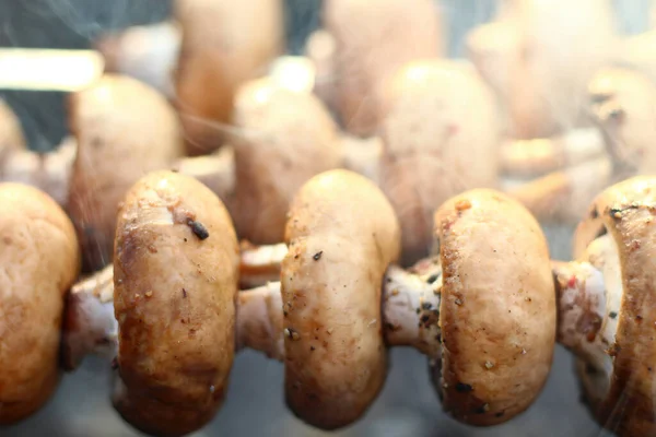Cogumelos Marinados Com Sal Especiarias Tempero Pimenta Espeto Churrasco Fumaça — Fotografia de Stock
