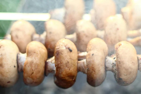 Champignons Marinés Avec Sel Épices Assaisonnement Poivre Brochette Barbecue Fumée — Photo