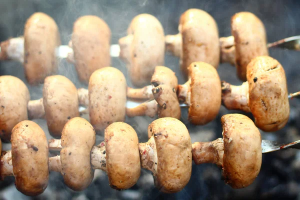 Cogumelos Marinados Com Sal Especiarias Tempero Pimenta Espeto Churrasco Fumaça — Fotografia de Stock