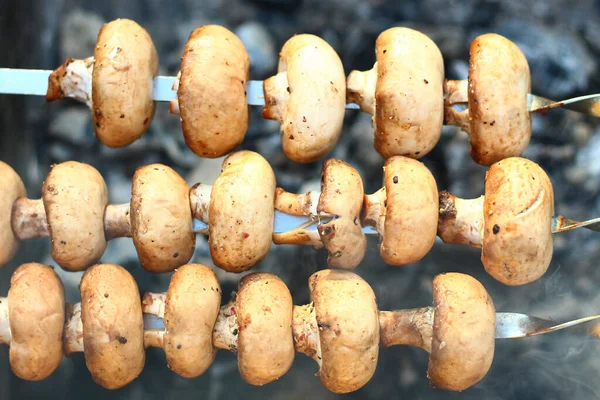 Marinierte Pilze Mit Salz Und Gewürzen Würze Und Pfeffer Rauch — Stockfoto