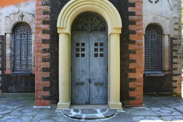 閉じた巨大な金属ドアのシンボル — ストック写真