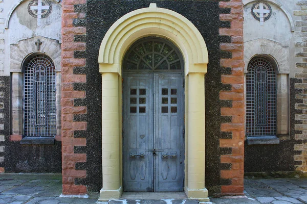 Κλειστό Τεράστιο Μεταλλικό Σύμβολο Πόρτα — Φωτογραφία Αρχείου