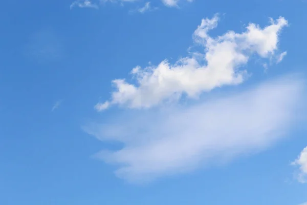 Güzel Güneşli Bir Yaz Gününde Mavi Gökyüzünde Bulutlar — Stok fotoğraf