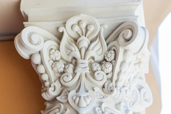 19世紀の建物 石膏蝶 スタッコの装飾要素 — ストック写真