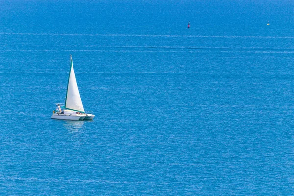 Pequeño Barco Blanco Gran Mar Azul Como Símbolo Libertad Independencia —  Fotos de Stock