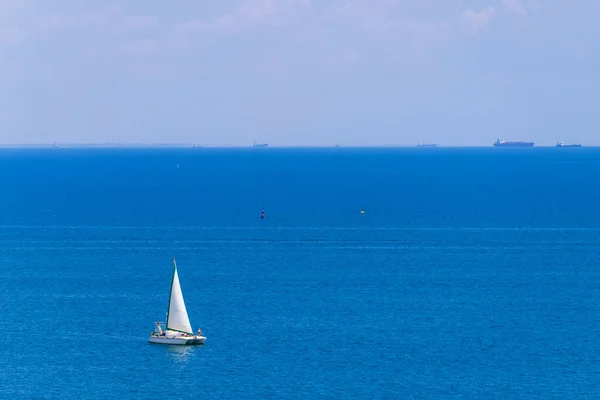 Ein Kleines Weißes Schiff Einem Großen Blauen Meer Als Symbol — Stockfoto