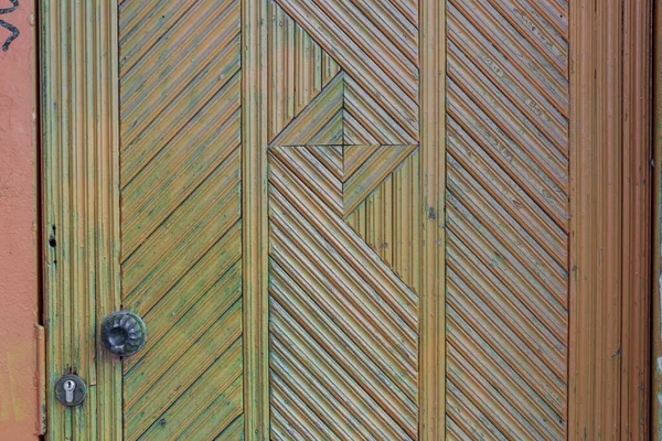 Geschnitzte Holztür Auf Einer Straße Der Stadt — Stockfoto