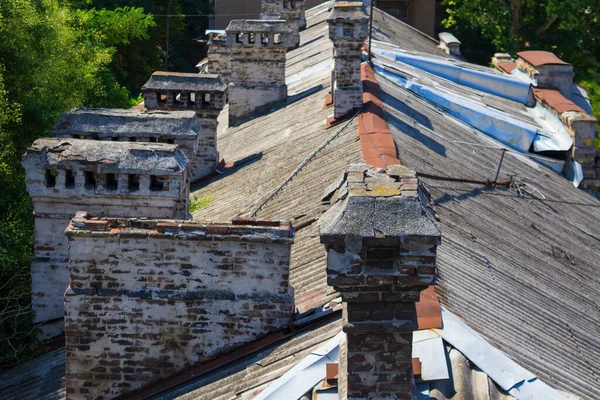 Cubierta Del Edificio Antiguo Con Estufa Tuberías Calefacción — Foto de Stock