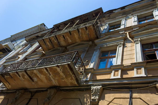 Fațada Clădirii Stare Urgență Care Necesită Restaurare Revizie Elemente Decorative — Fotografie, imagine de stoc