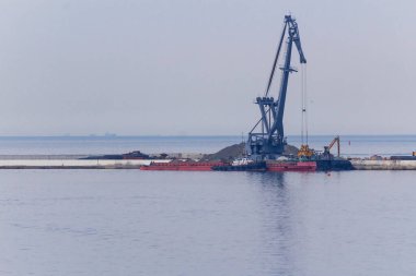 Vinç ve römorklu deniz limanı, arka plan